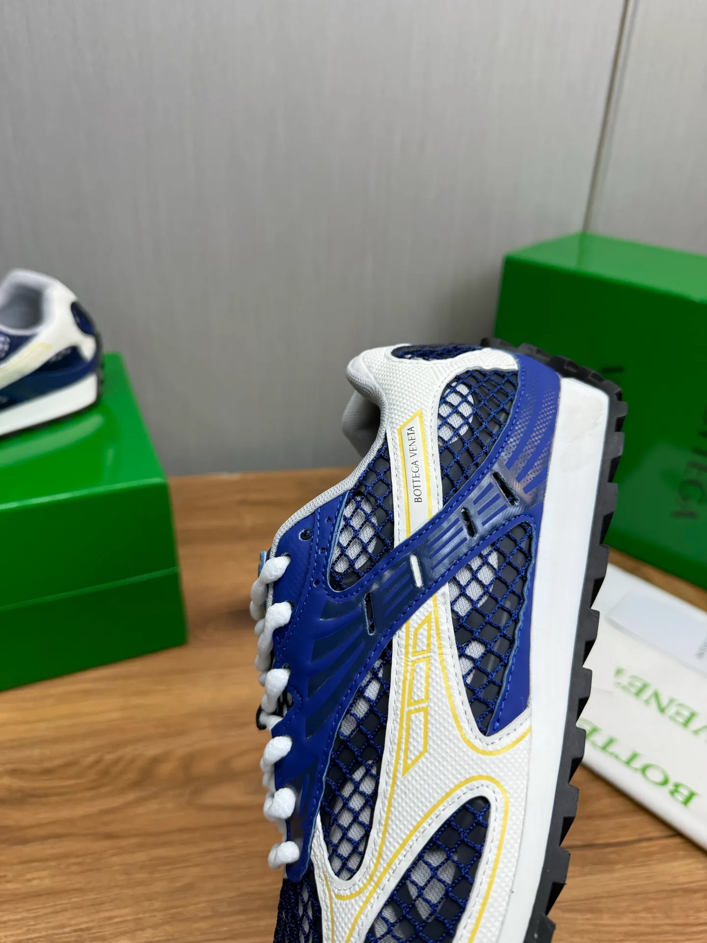 Men's men's shoes 💰620💰 BV top version 𝘽𝙊𝙏𝙏𝙀𝙂𝘼 𝙑𝙀𝙉𝙀𝙏𝘼 Orbit sneakers Wang Yibo same style couple style dad shoes 🩷💚 Runner sneakers, made of lightweight technical mesh fabric. Features a geometric patterned rubber outsole. Pay attention to the package craftsmanship ❕ High version shipping ❗️ Very nice, durable to play with and durable to make ✔️ Standard version 💯💯 The outsole is made of color-blocked TPU outsole. Women’s model 35-41 (40 41 customized) Men’s model 39-46 (45.46 customized) Equipped with original packaging